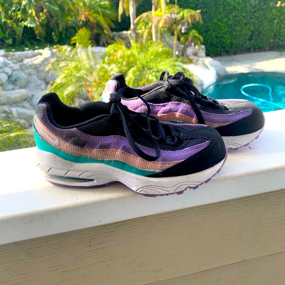 NIKE GIRLS SNEAKERS